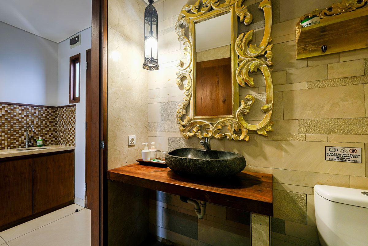 5-suite-pool-view-bathroom